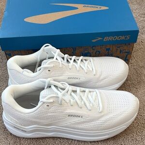 Brooks- M Ghost Max 2- Bright White size 12